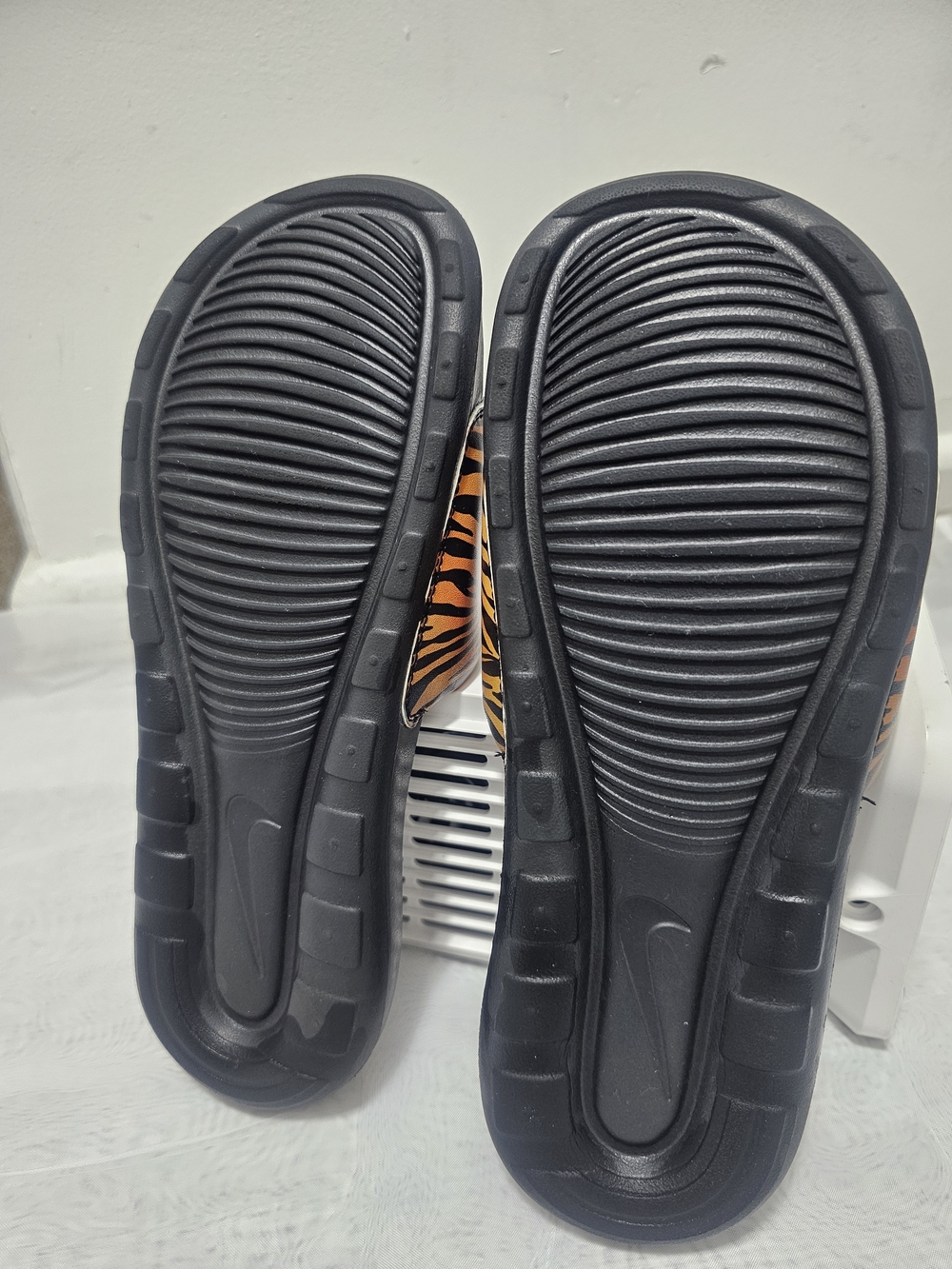 Nike Women's Victori One Slide Sandals Black/Brown Animal Print Strap US 9 Logo - Picture 9 of 9